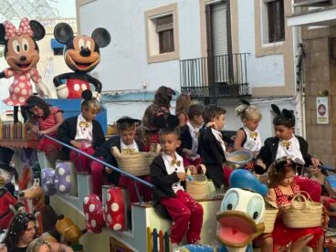 Niños en el desfile de Carrozas en las fiestas de Loreto Xàbia 2026