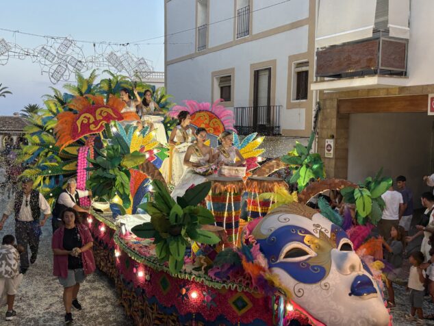 Imagen: Las mayoralesas 2026 en el desfile de Carrozas en las fiestas de Loreto Xàbia 2026