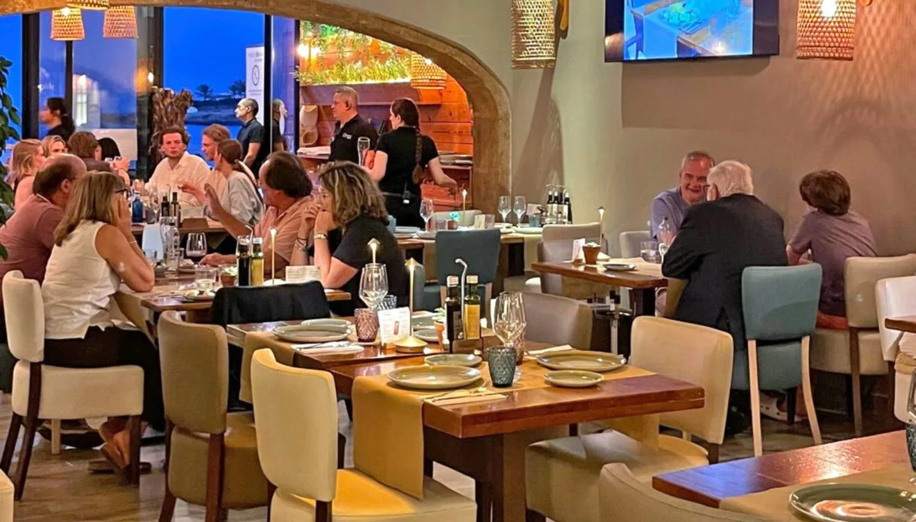 Disfruta de tu mesa frente al mar