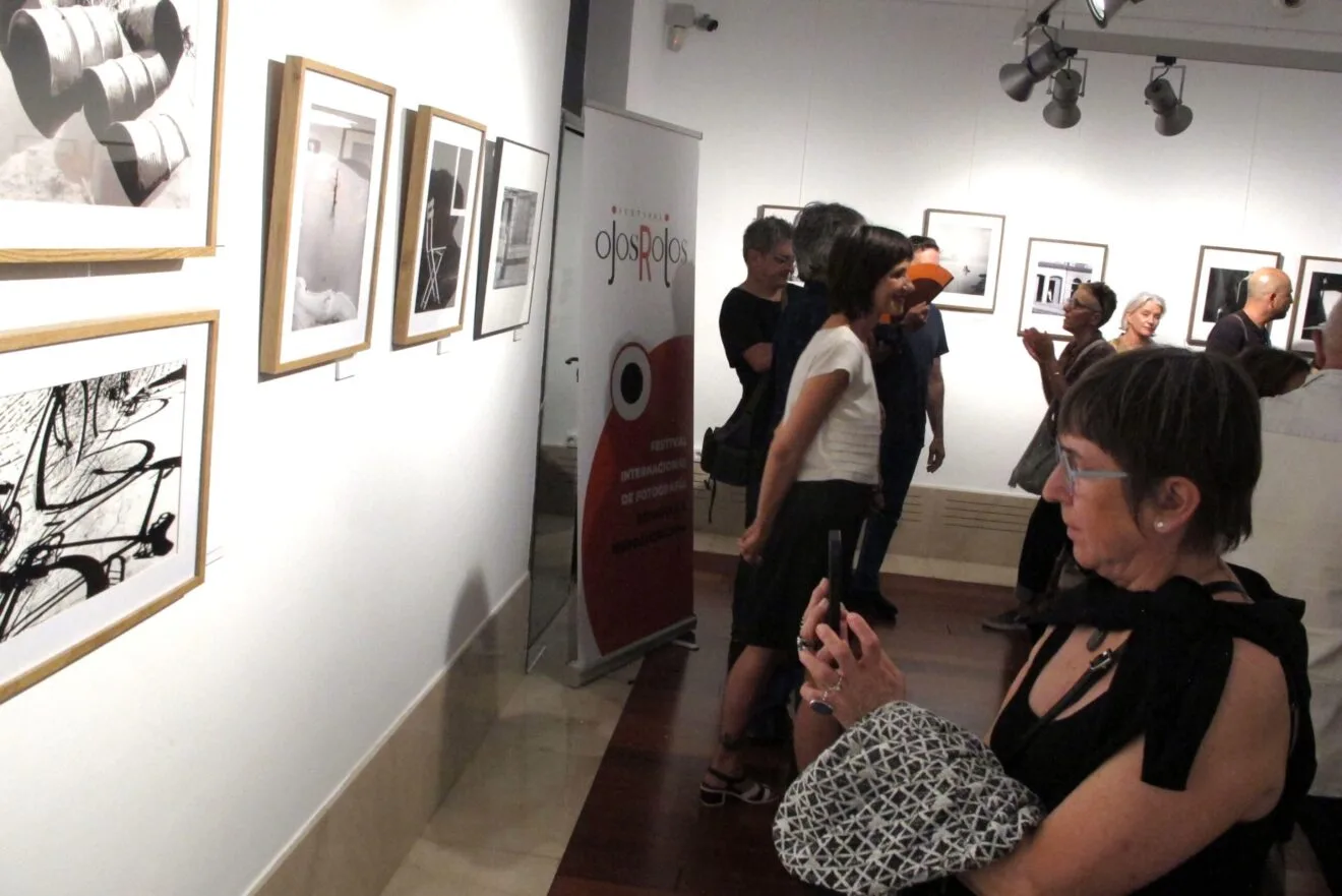 Durante una exposición del Festival Ojos Rojos en 2025