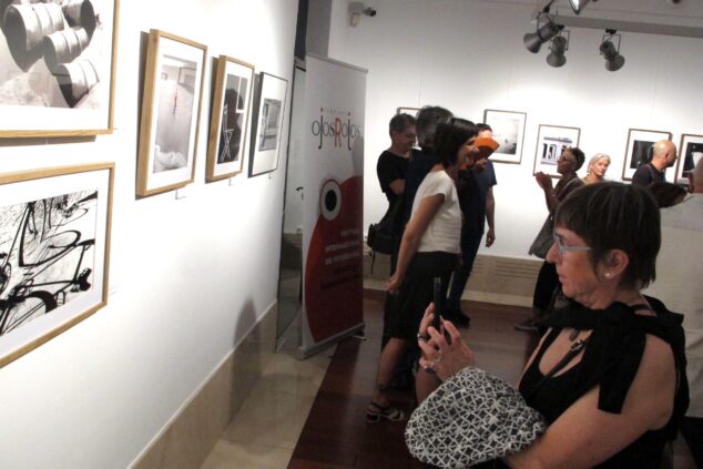 Imagen: Durante una exposición del Festival Ojos Rojos en 2025
