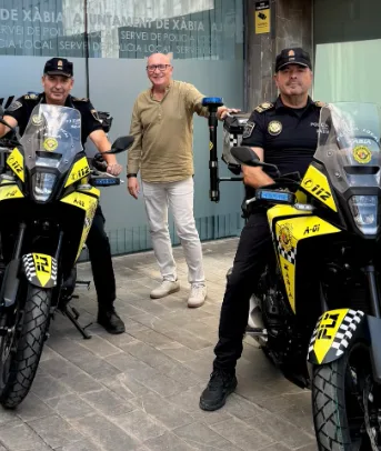 Imagen: El concejal de Seguridad con la Policía Local y las nuevas motos