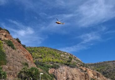 El helicóptero de rescate del Consorcio sobrevolando el Montgó durante la operación de evacuación