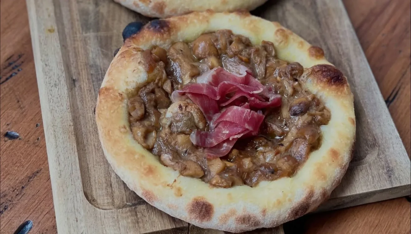 El horno de leña es un elemento distintivo