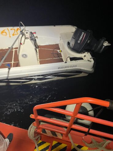 Embarcación en la que viajaban las 17 personas rescatadas