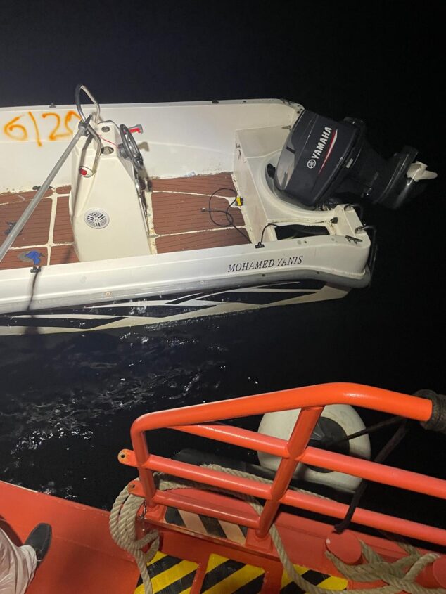 Imagen: Embarcación en la que viajaban las 17 personas rescatadas
