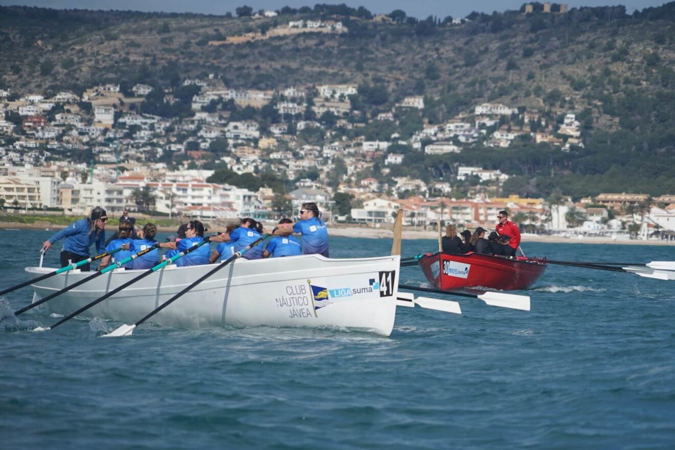 Equipo de remo en aguas de Xàbia-