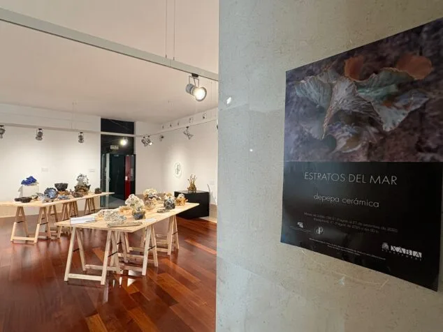 Imagen: Entrada a la exposición Estratos del Mar de Pepa Fuster en Xàbia