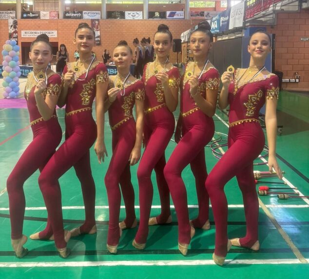 Imagen: Gimnastas del CD Montgó con sus medallas