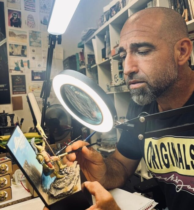 Imagen: Héctor Margalejo pintando una de las figuras en miniatura