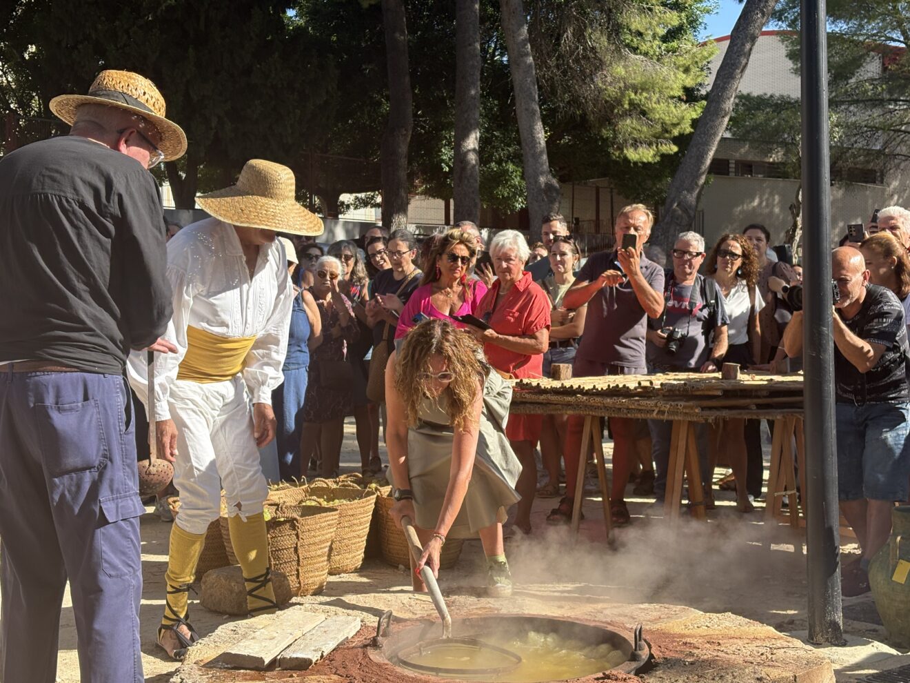 La concejala de Cultura Mavi Pérez realiza la primera escaldà de la pansa en Xàbia