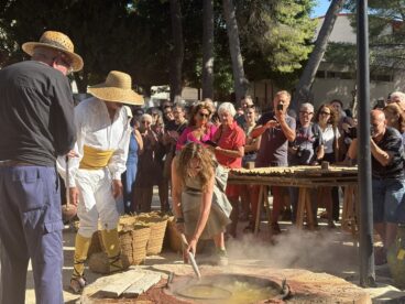 La concejala de Cultura Mavi Pérez realiza la primera escaldà de la pansa en Xàbia