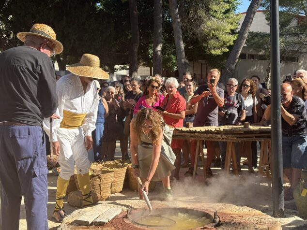 Imagen: La concejala de Cultura Mavi Pérez realiza la primera escaldà de la pansa en Xàbia