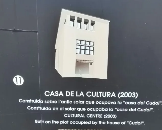 Imagen: Información en el panel situado en el centro histórico