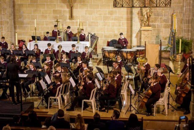 Imagen: Jóvenes músicos del Centre Artístic Musical de Xàbia en un concierto | Foto Instants Fotografía - FB CAM
