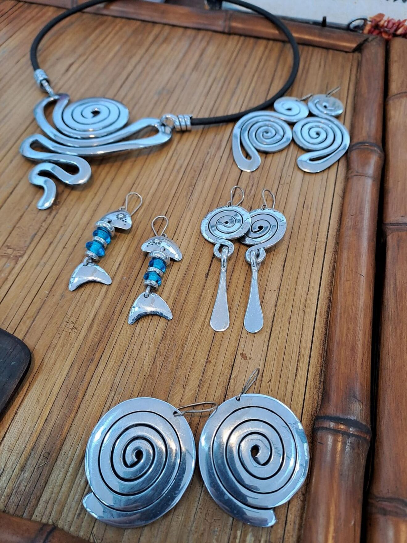 Joyas artesanales de material reciclado