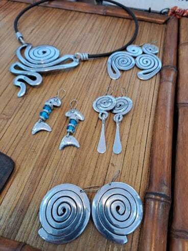 Joyas artesanales de material reciclado