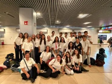 Juan junto a otros estudiantes que han conseguido la beca