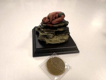 Medalla de Oro a la figura de la mujer y la rosa