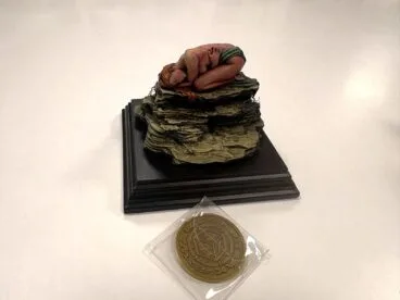 Medalla de Oro a la figura de la mujer y la rosa