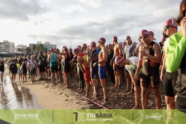 Deportistas preparados para la prueba de natación en el Trixàbia 2026