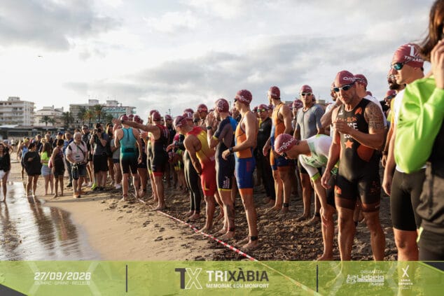 Imagen: Deportistas preparados para la prueba de natación en el Trixàbia 2026
