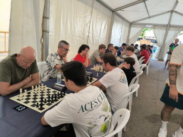 Imagen: Participantes durante la jornada de ajedrez en las fiestas de Loreto