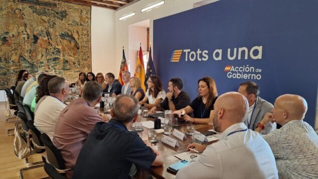 Fotografía de la reunión entre la delegada Pilar Bernabé y representantes de sindicatos educativos.
