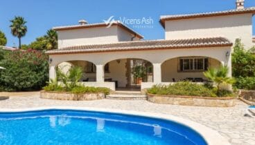 Piscina privada rodeada de solárium orientado al sur