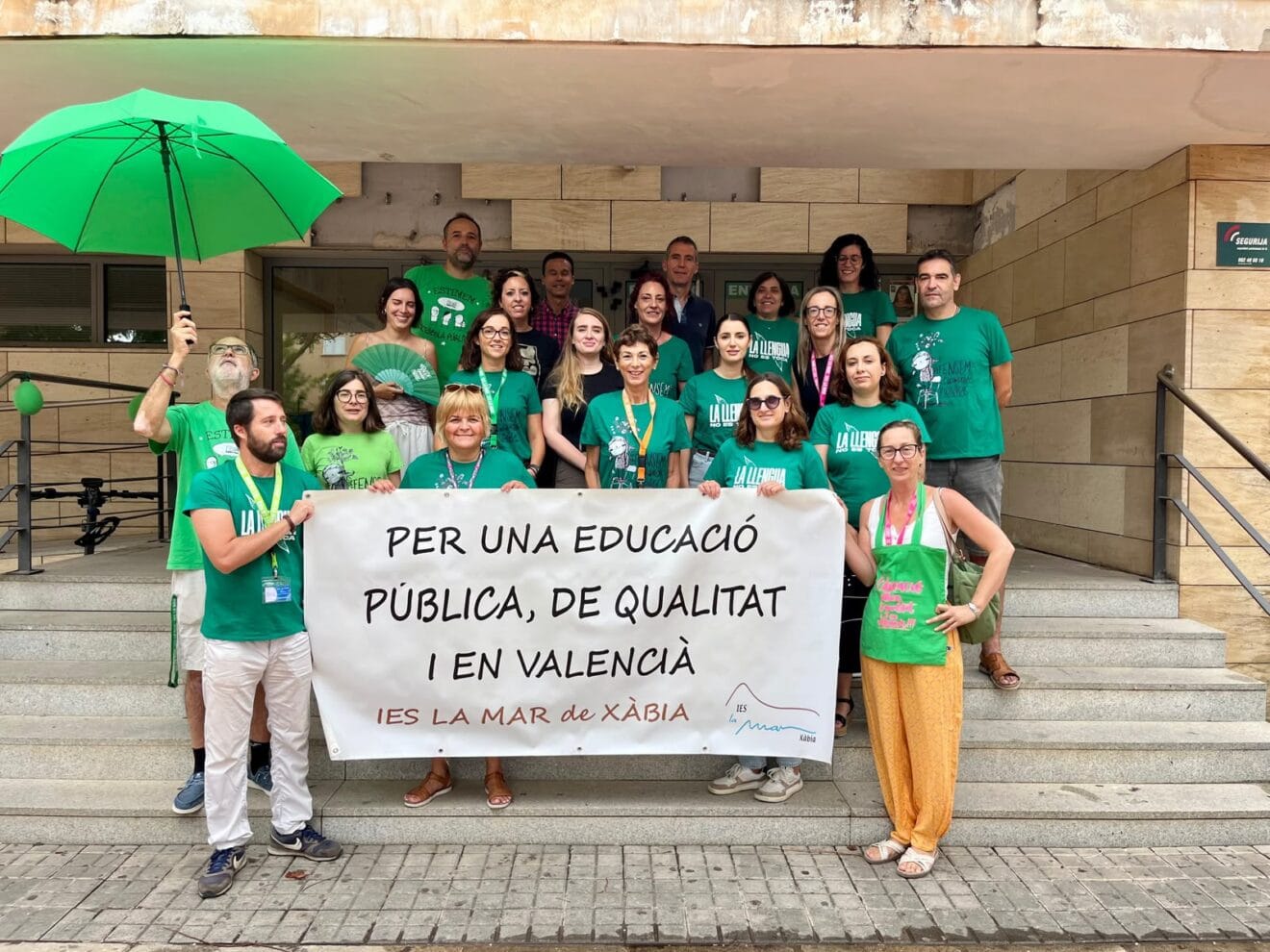 Profesorado del IES La Mar en la concentración de este inicio de curso