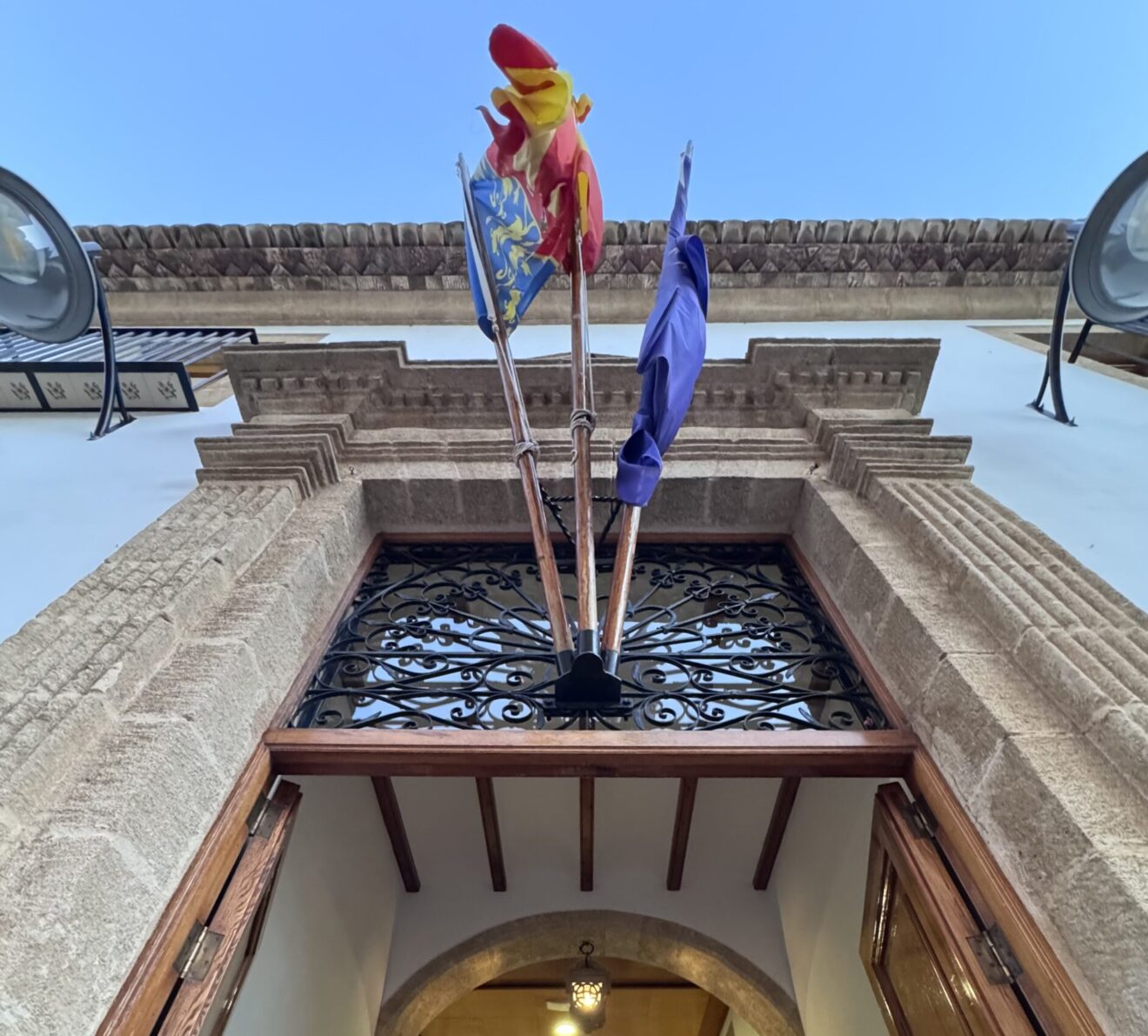 Puerta principal del Ayuntamiento de Jávea Foto José Font