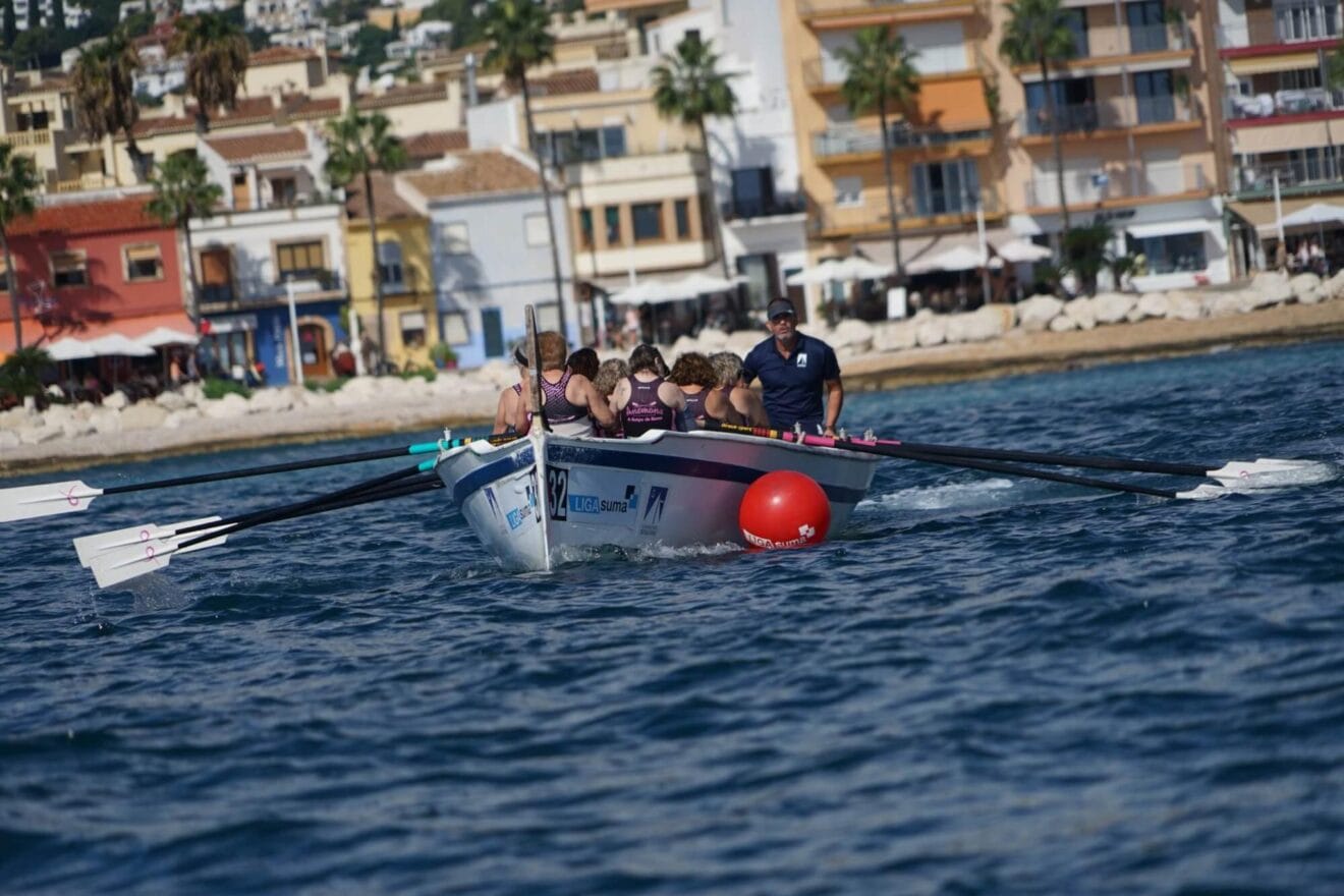 Embarcación de remo en el Desafío Solidario de Jávea