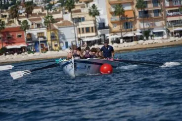 Embarcación de remo en el Desafío Solidario de Jávea