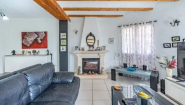 Salón amplio con chimenea