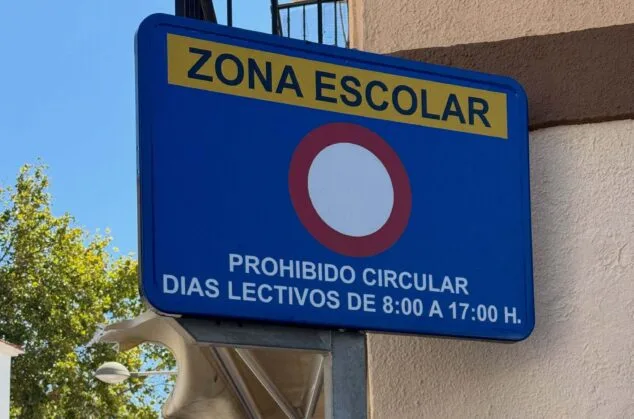 Imagen: Señal informativa de los cambios en la circulación en la zona escolar