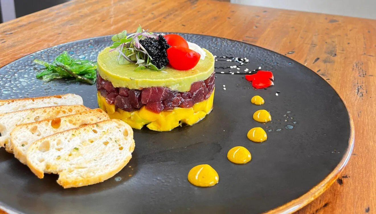 Tartar de atún rojo con mango y guacamole