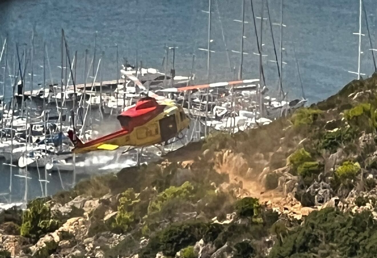 Vista aérea del helicóptero de emergencia actuando cerca del puerto de Xàbia