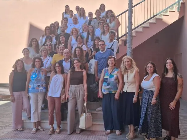 Grupo de personas participantes en la jornada contra la trata en las escaleras del Ayuntamiento de Teulada.