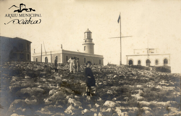 Imagen: Antigua foto del Cabo de San Antonio y el Semáforo | Foto AMX