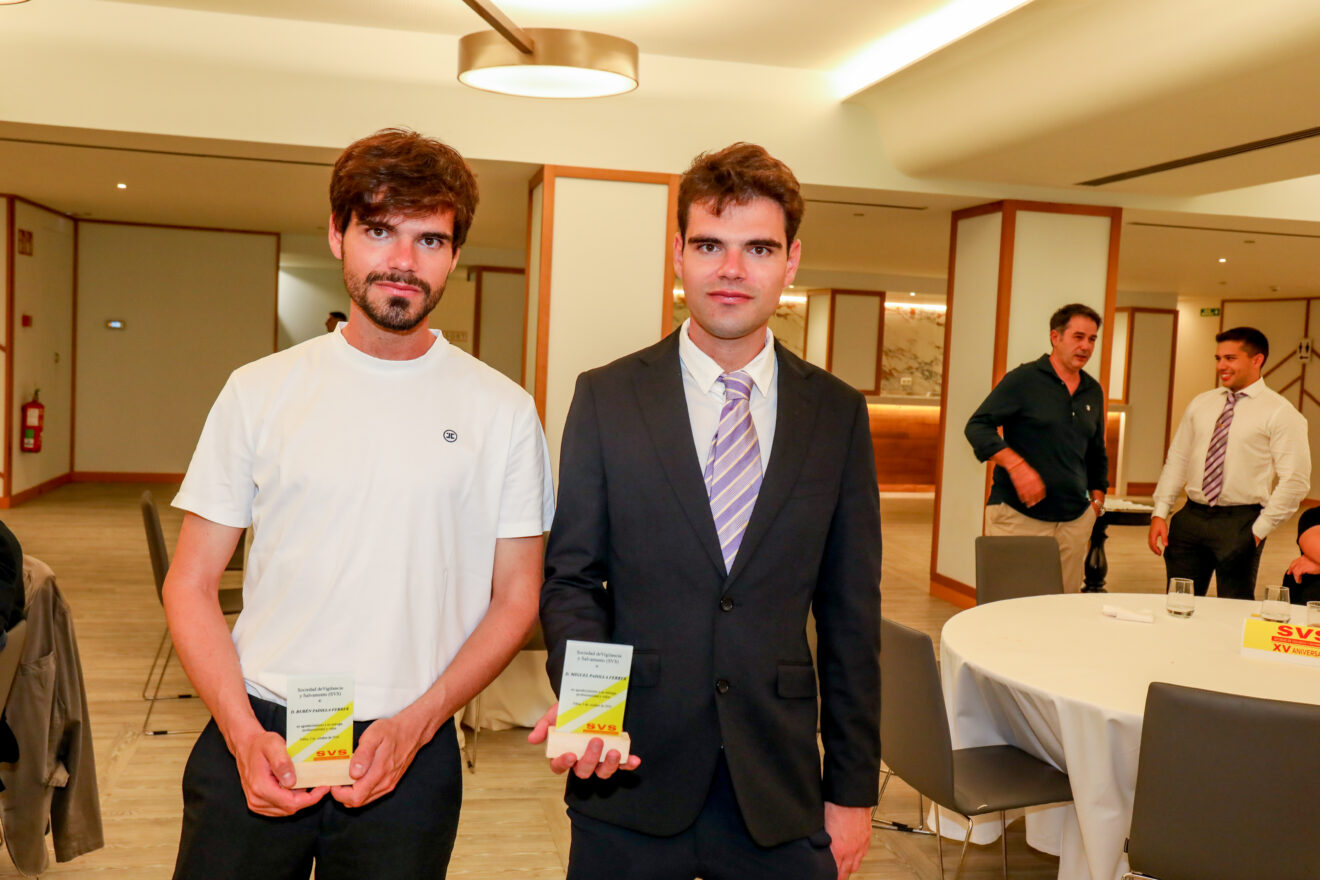 Dos de los guardavidas premiados en el XV Aniversario de SVS