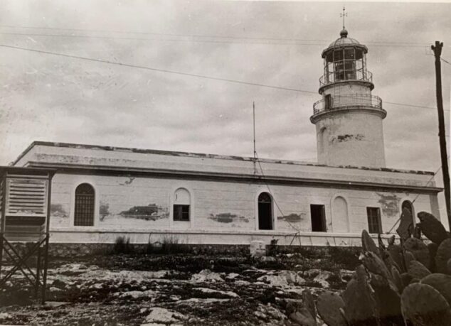 Imagen: El edificio del faro del Cabo San Antonio y la chumbera