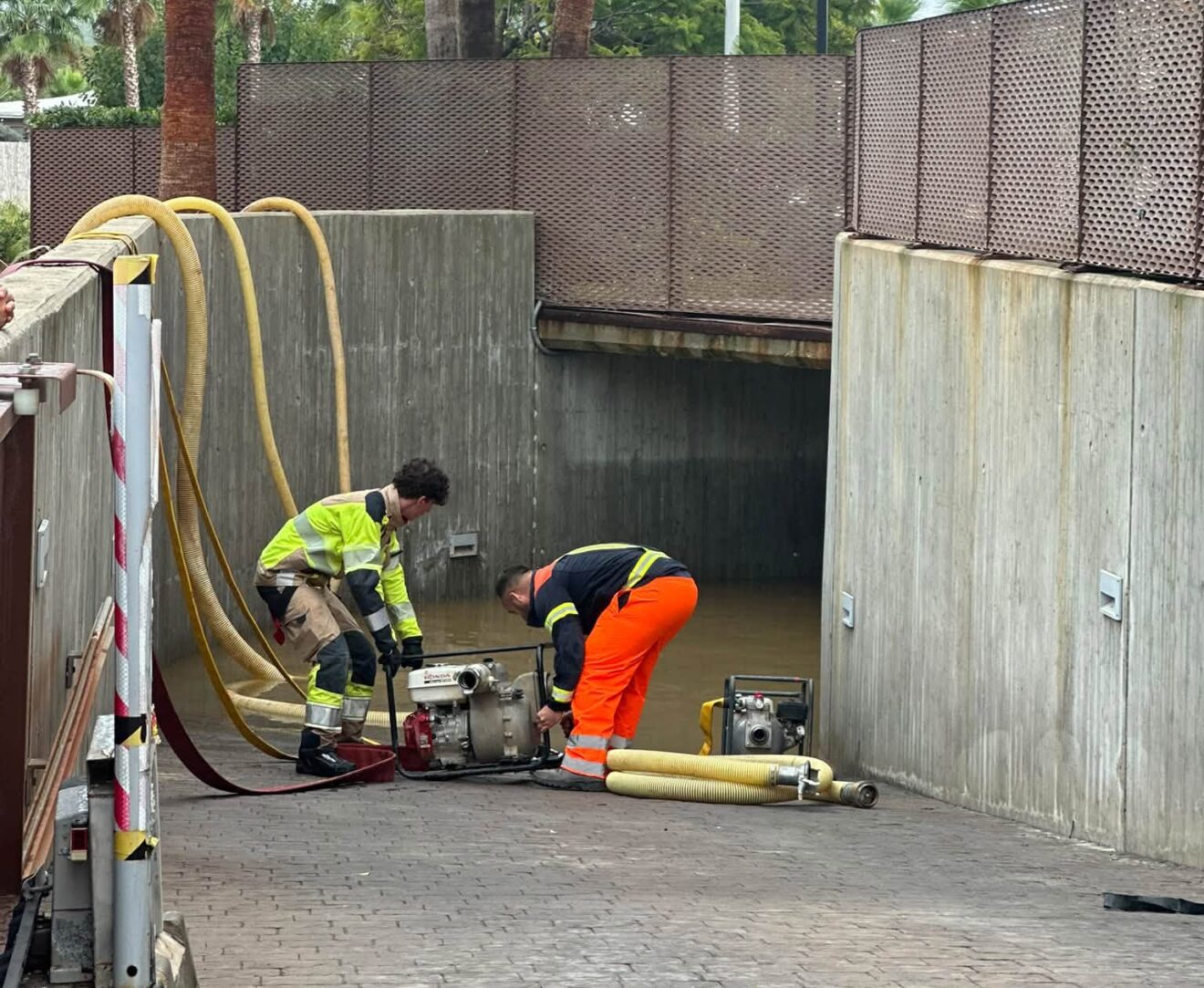 Achiques de agua en numerosos garajes y bajos | Foto Protecció Civil Xàbia
