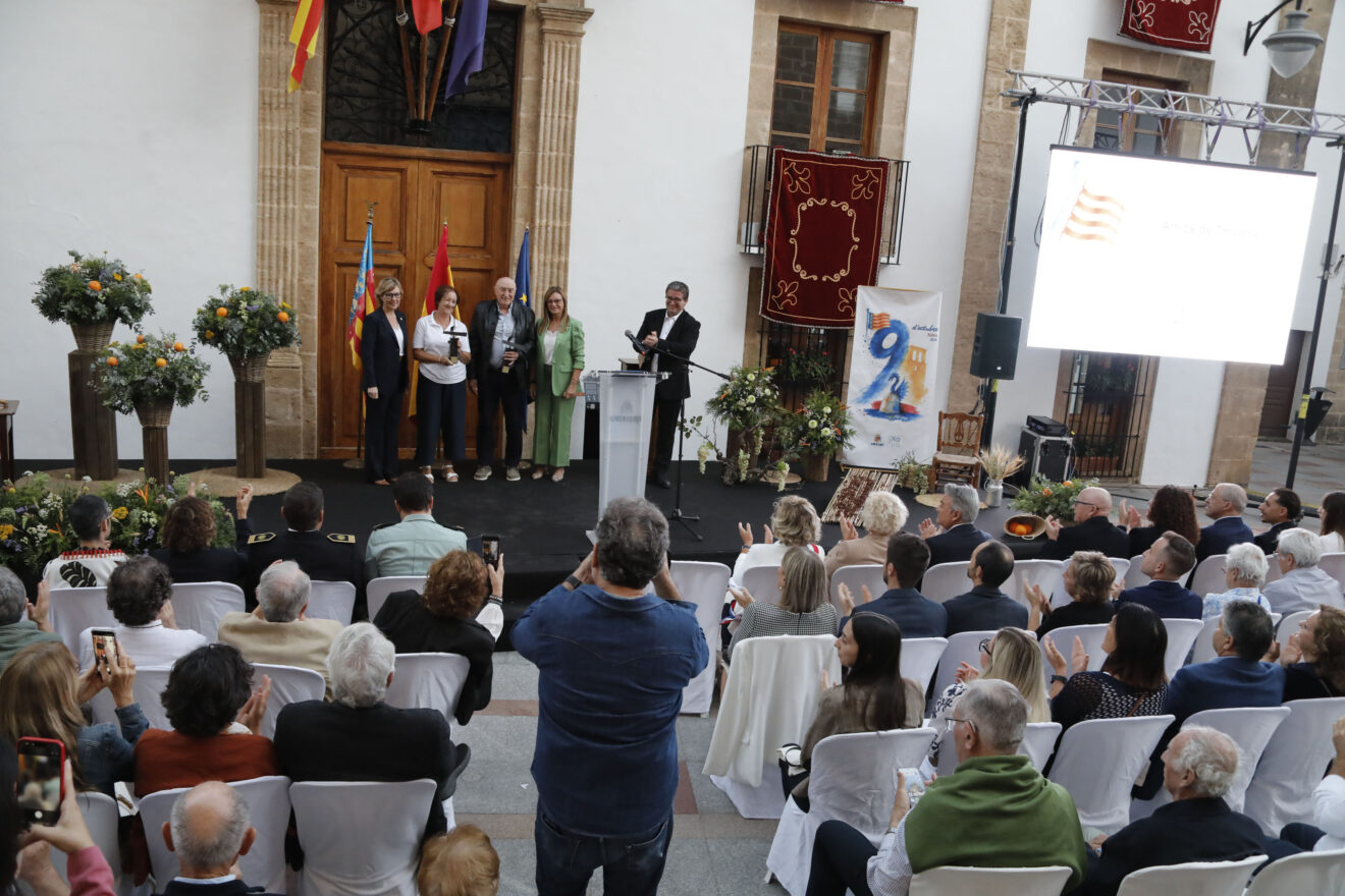 Acto institucional del 9 d’Octubre celebrado en la Plaça de l’Església de Xàbia (1)