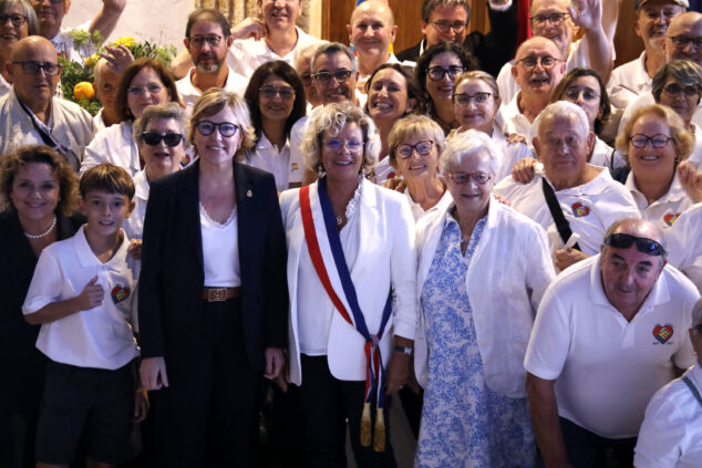 Imagen: Integrantes de Amics de Thiviers durante la celebración del 9 d’Octubre en Xàbia