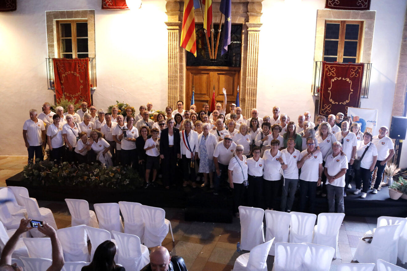 Grupo de integrantes de Amics de Thiviers durante el acto institucional del 9 d’Octubre celebrado en la Plaça de l’Església de Xàbia