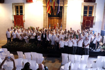 Grupo de integrantes de Amics de Thiviers durante el acto institucional del 9 d’Octubre celebrado en la Plaça de l’Església de Xàbia