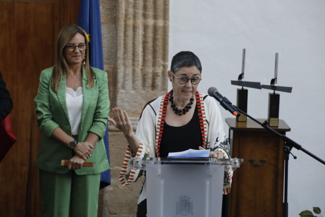 Imagen: Elena Roig Cardona durante su intervención en el acto institucional del 9 d’Octubre celebrado en Xàbia