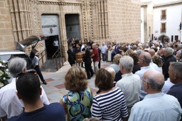 Alcaldes y vecinos de Xàbia dan el último adiós a Eduardo Monfort