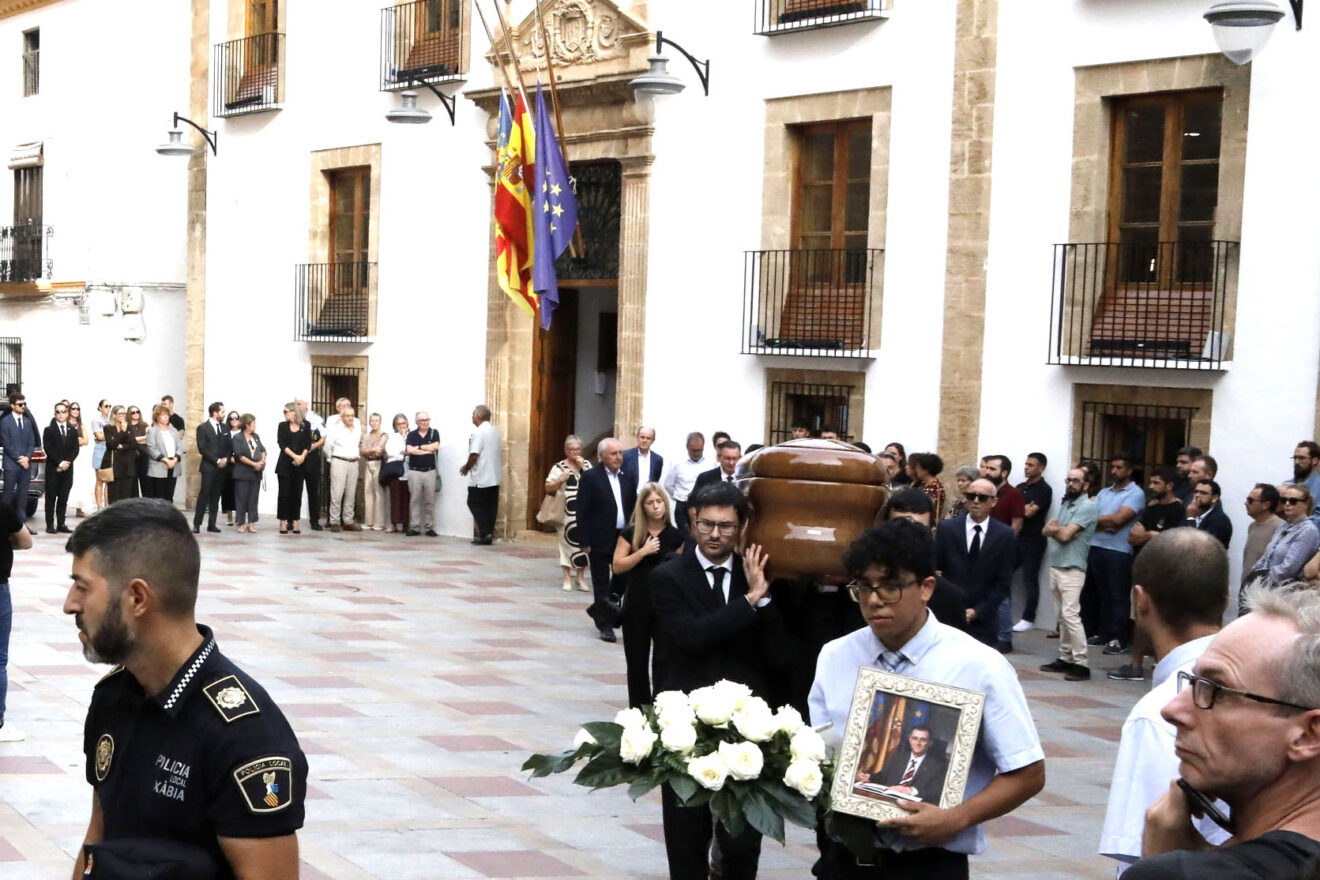 Alcaldes y vecinos de Xàbia dan el último adiós a Eduardo Monfort (3)