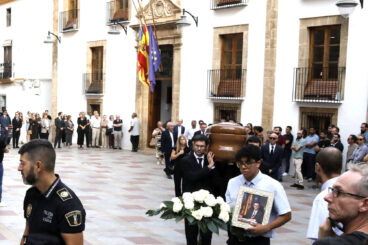 Alcaldes y vecinos de Xàbia dan el último adiós a Eduardo Monfort (3)